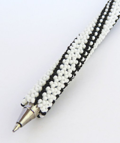 african-beaded-pen-black-white-1