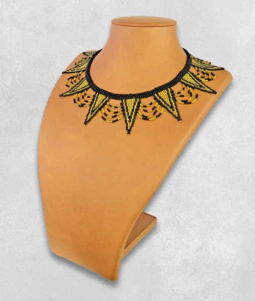 beaded necklace spear gold black1